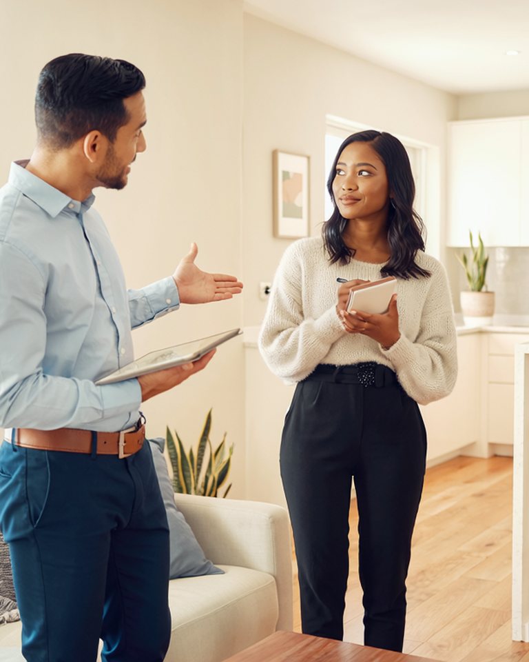 Un agent faisant visiter un appartement à une locataire